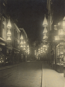 99211 Gezicht in de Choorstraat te Utrecht, bij avond, met speciale verlichting ter gelegenheid van de Lichtweek.